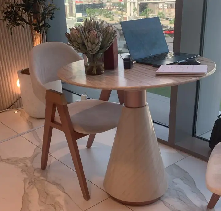 Table with round base